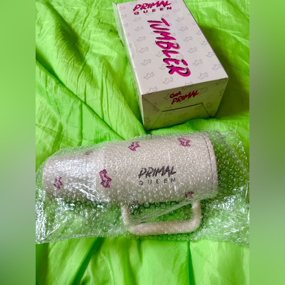 NIB! 👑 Primal Queen 🩷 40 Oz Pink Cream Tumbler Mug w/ Straw & Magenta Crowns